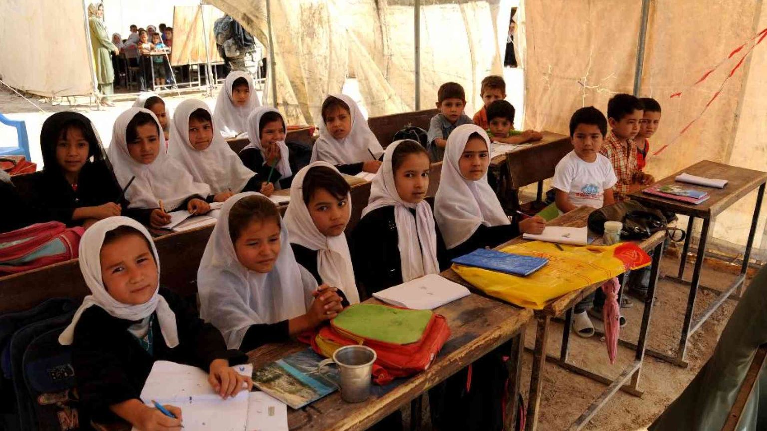 Afghanistan, l'ennesima violenza: «Fuori dalle scuole le bambine dai 10 anni»