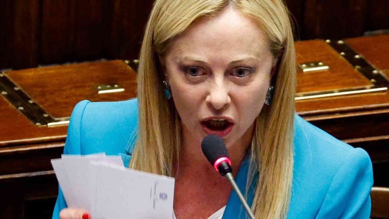 Pressing di Meloni, De Angelis si scusa ma non smorza le polemiche