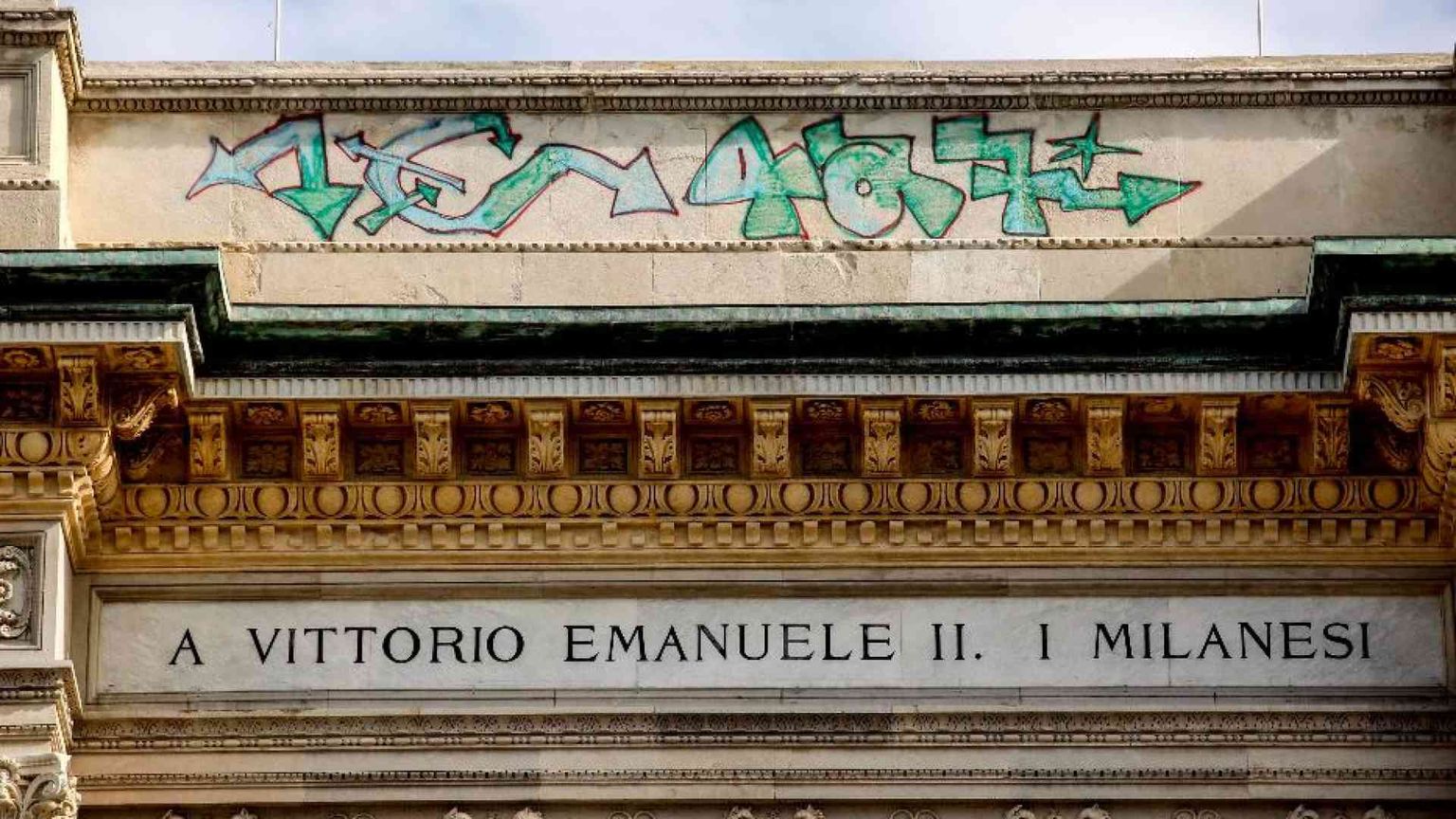 Vandali imbrattano la Galleria Vittorio Emanuele