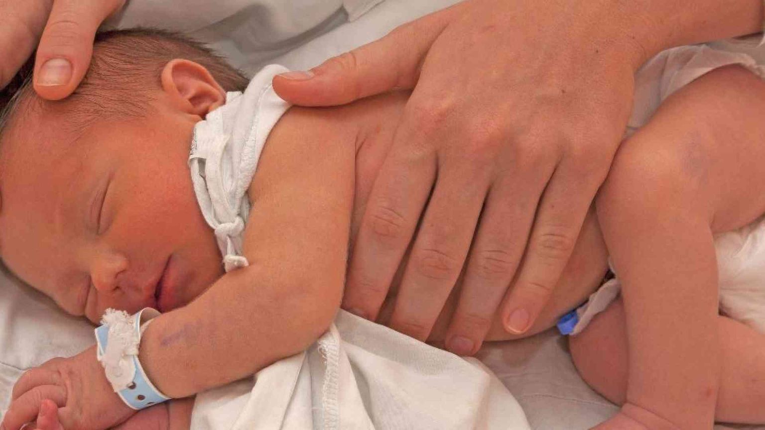 Neonato trovato vicino a un cassonetto di rifiuti. Sta bene