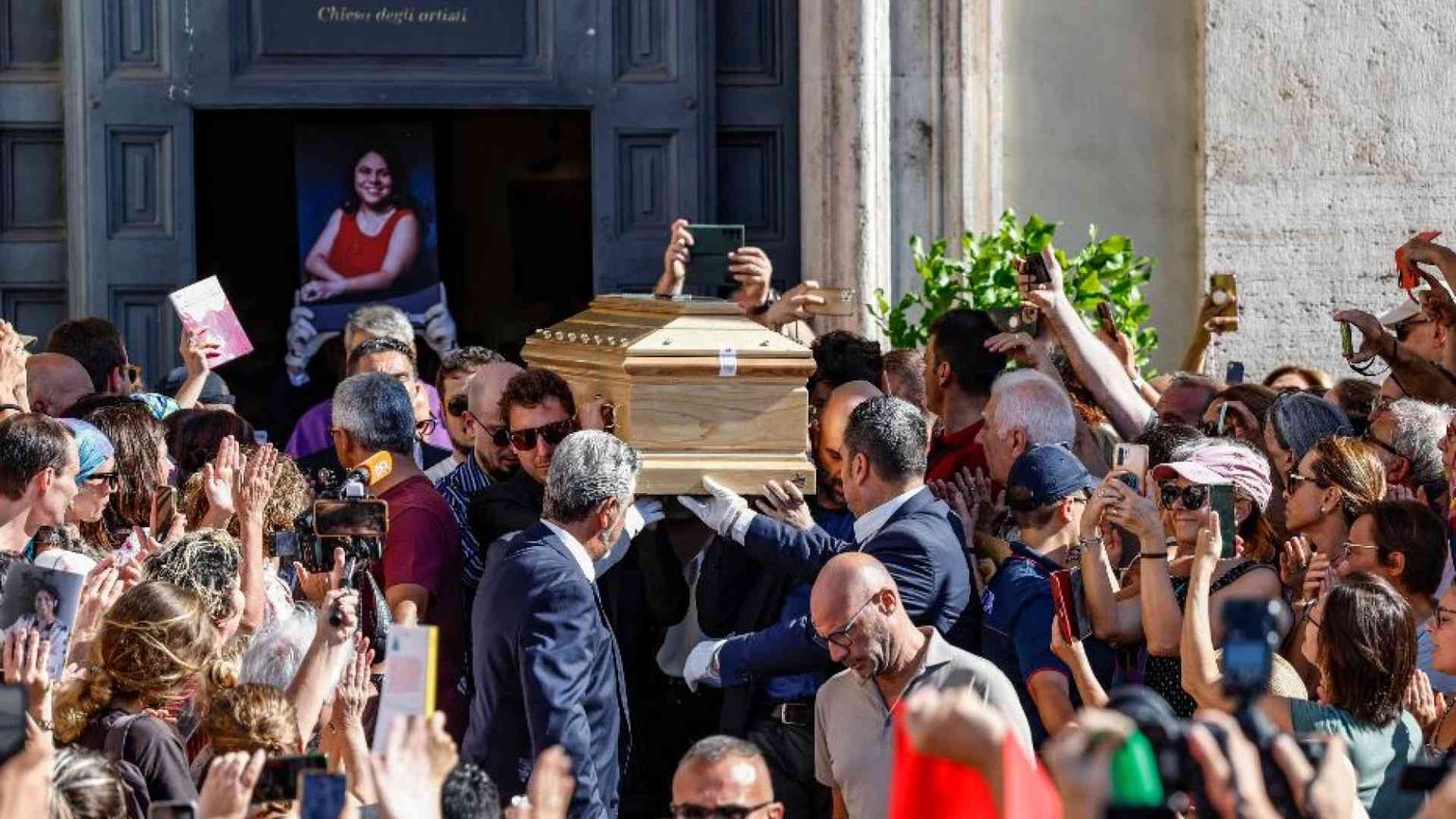 Niente fiori ai funerali di Michela Murgia. «Ora è in viaggio verso il Padre»