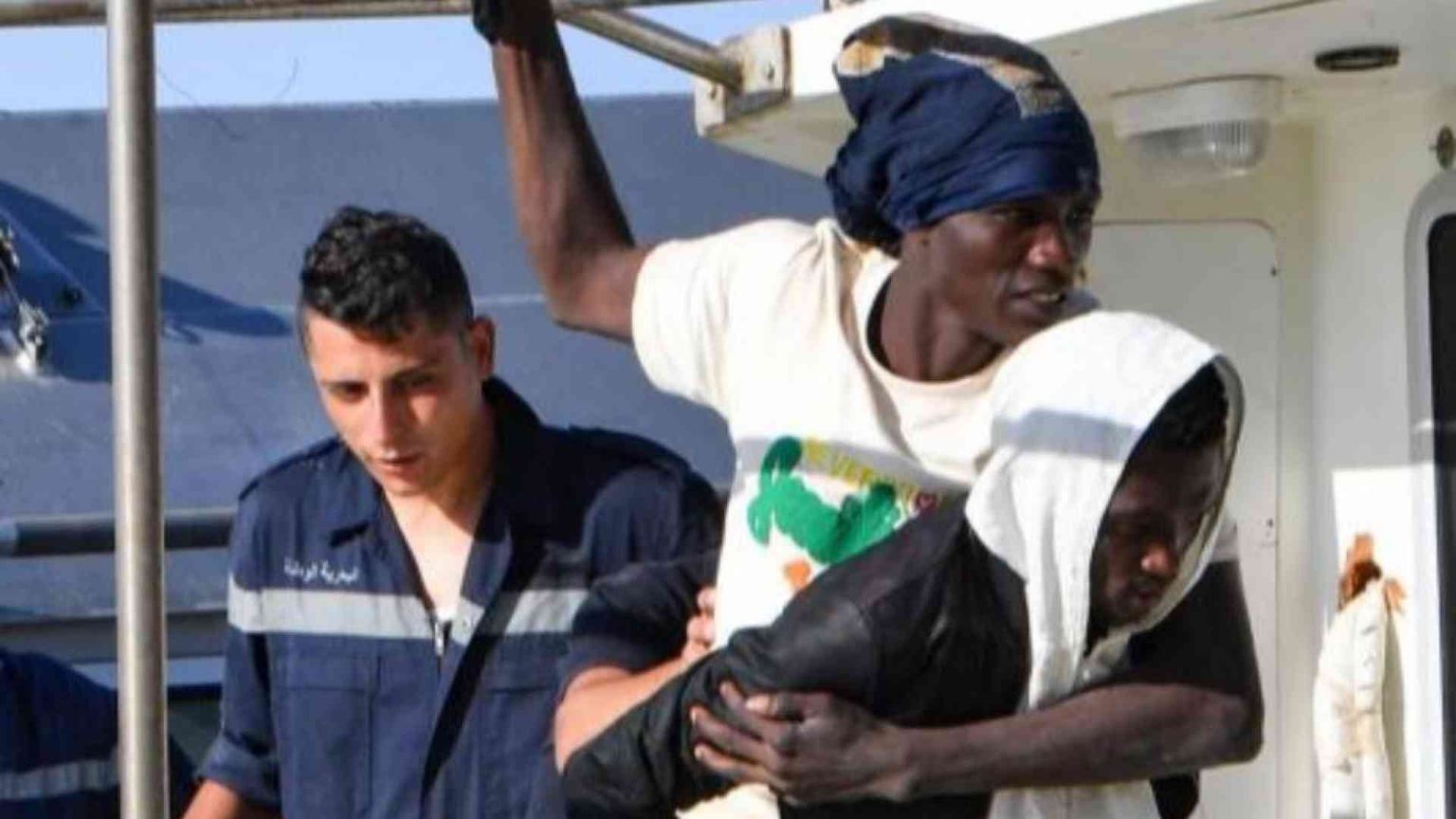 Migranti via dai centri di accoglienza, ma finiranno per strada