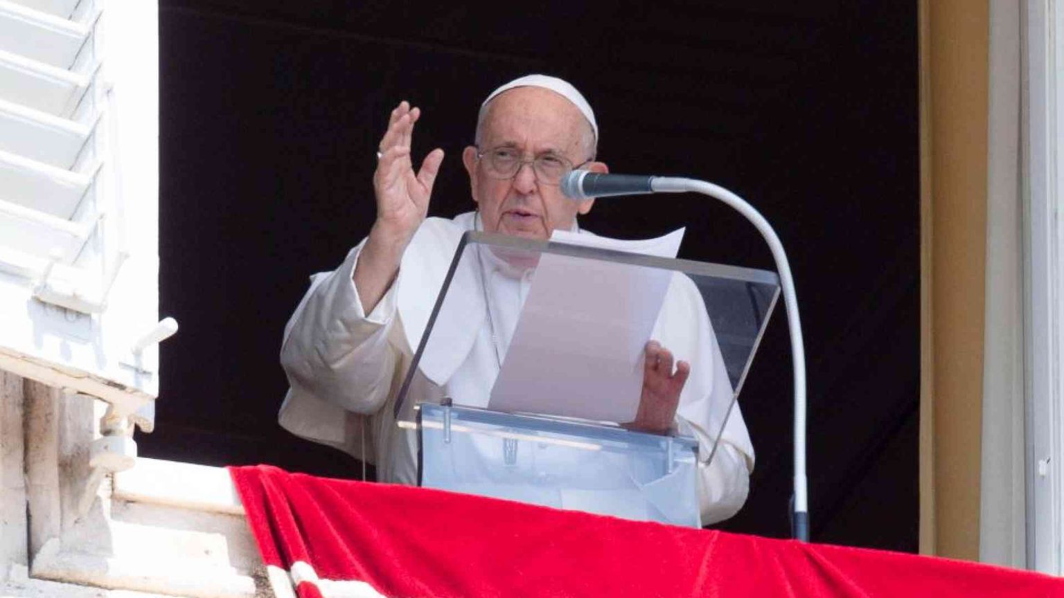 Il Papa: il rumore delle armi copre gli sforzi di pace. E loda il volontariato