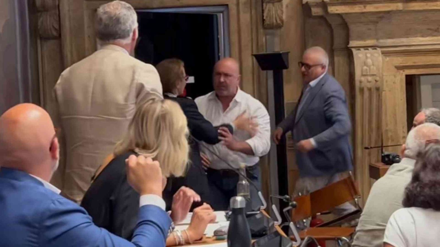Rissa sfiorata in consiglio comunale. Il sindaco scortato fuori dall'aula
