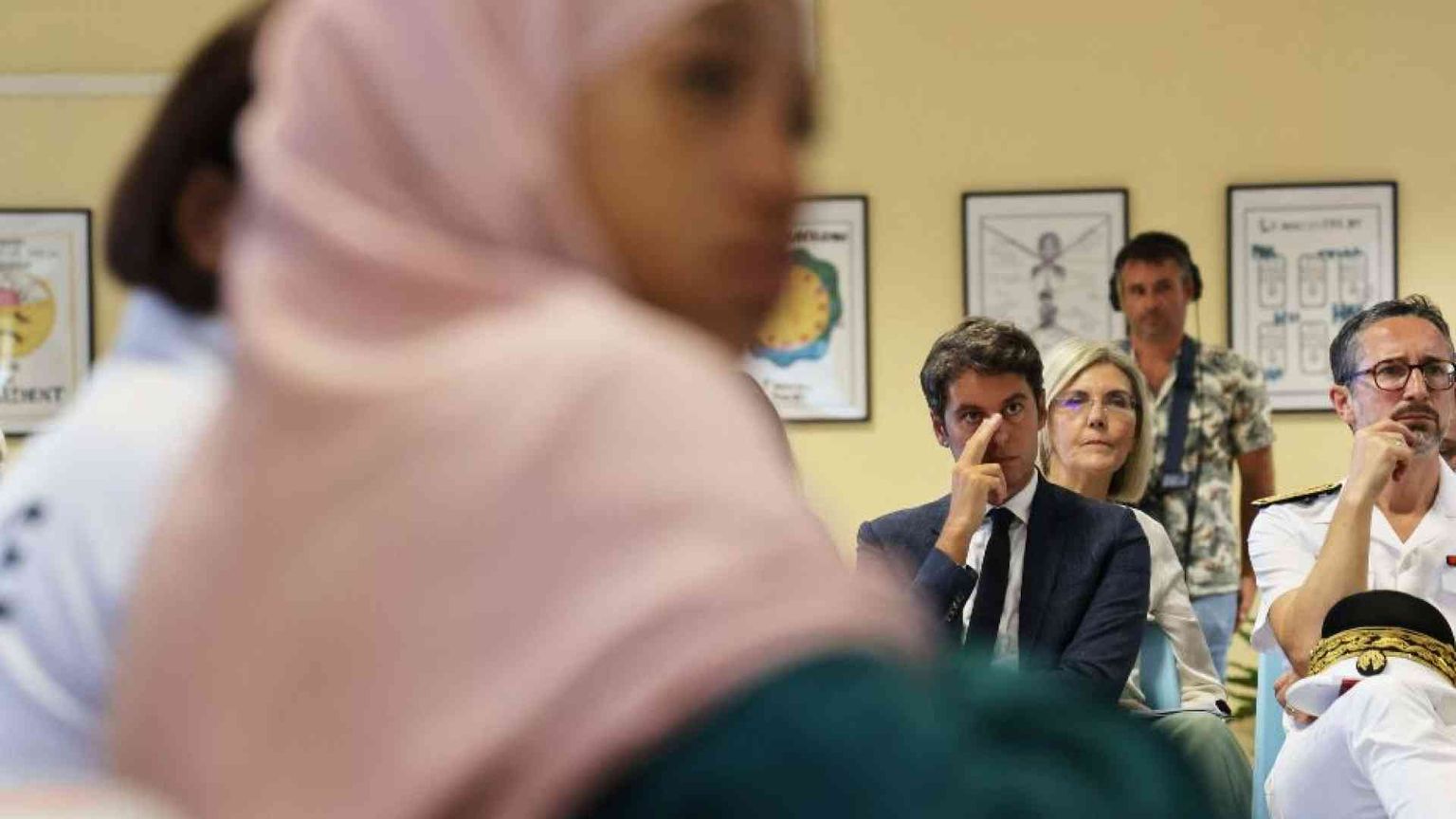 Francia, dopo il velo il vestito: proibito l’«abaya» nelle scuole