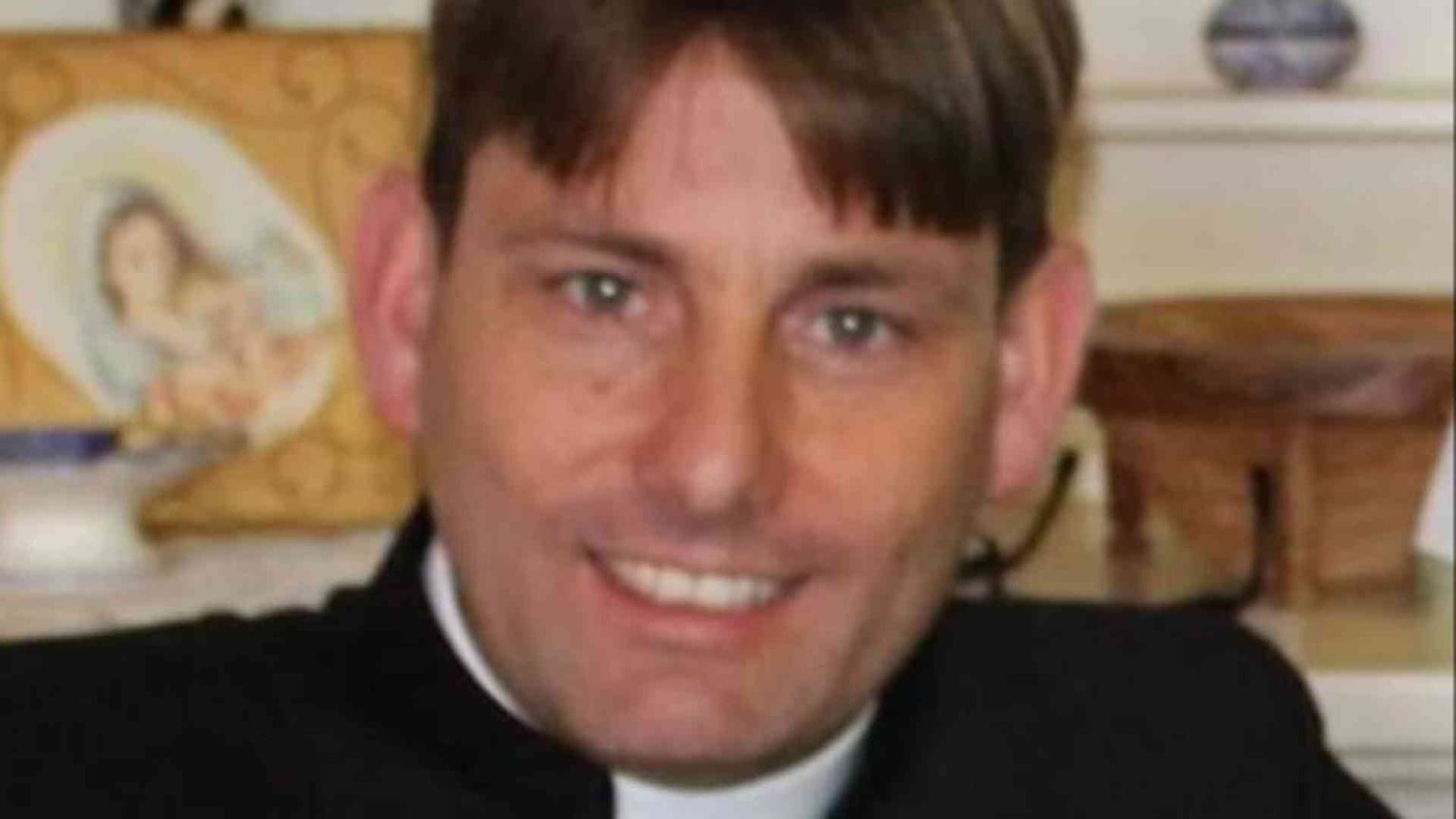 Prova a investire don Coluccia, prete anti-spaccio. «Paura, ma vado avanti»