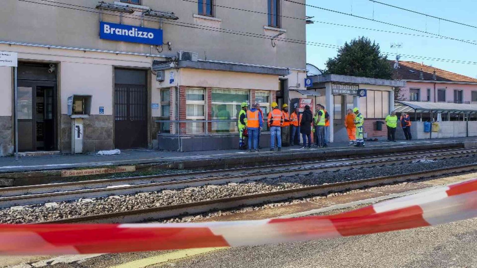 Treno investe operai al lavoro sui binari: cinque morti. E Mattarella accorre