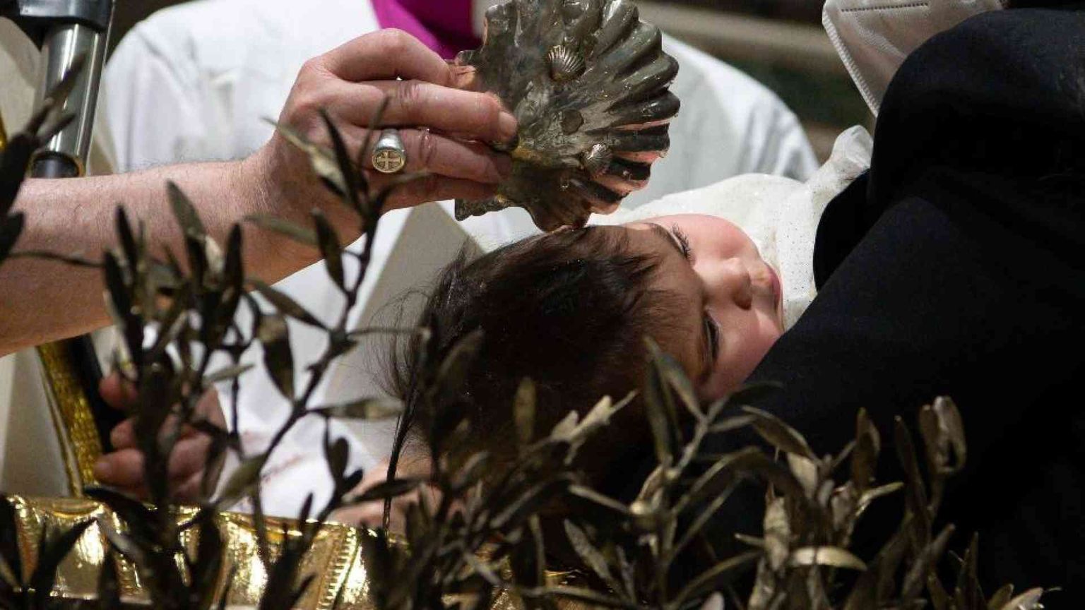Il Battesimo dei bambini: dalla crisi di fede al ruolo di padrini e madrine