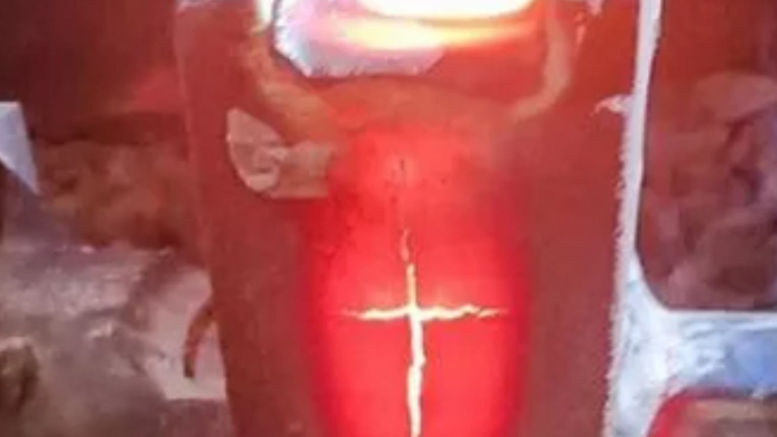 La croce diventata “virale”, il segno di quel che censuriamo