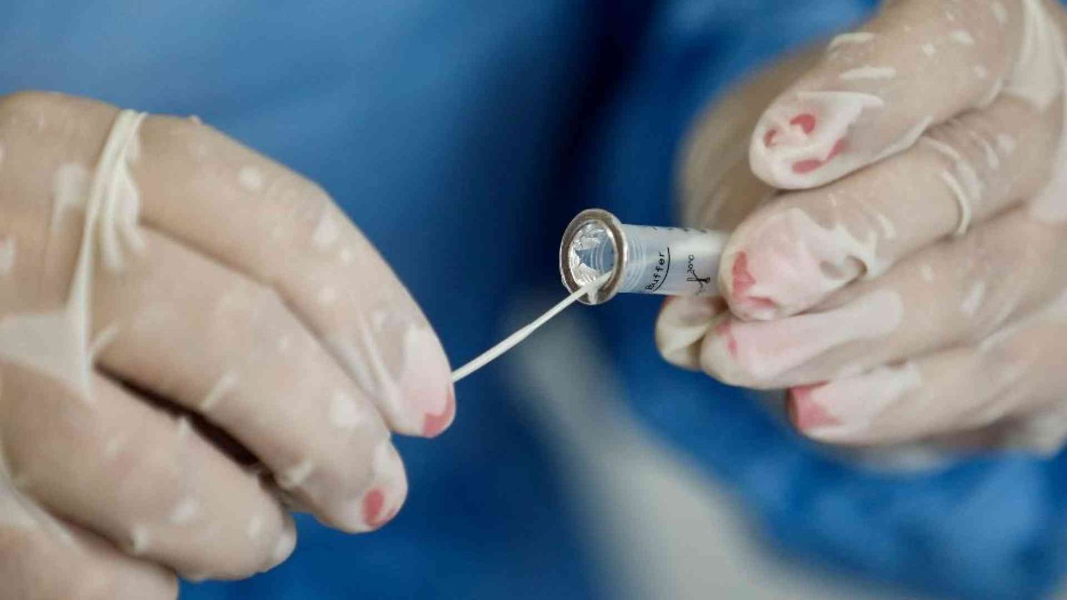 Covid, +44% di casi in 7 giorni. Tornano i tamponi in pronto soccorso