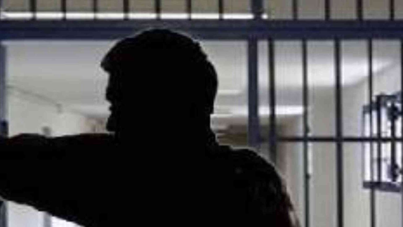 A 14 anni sterminò la famiglia: 18enne condannato all'ergastolo