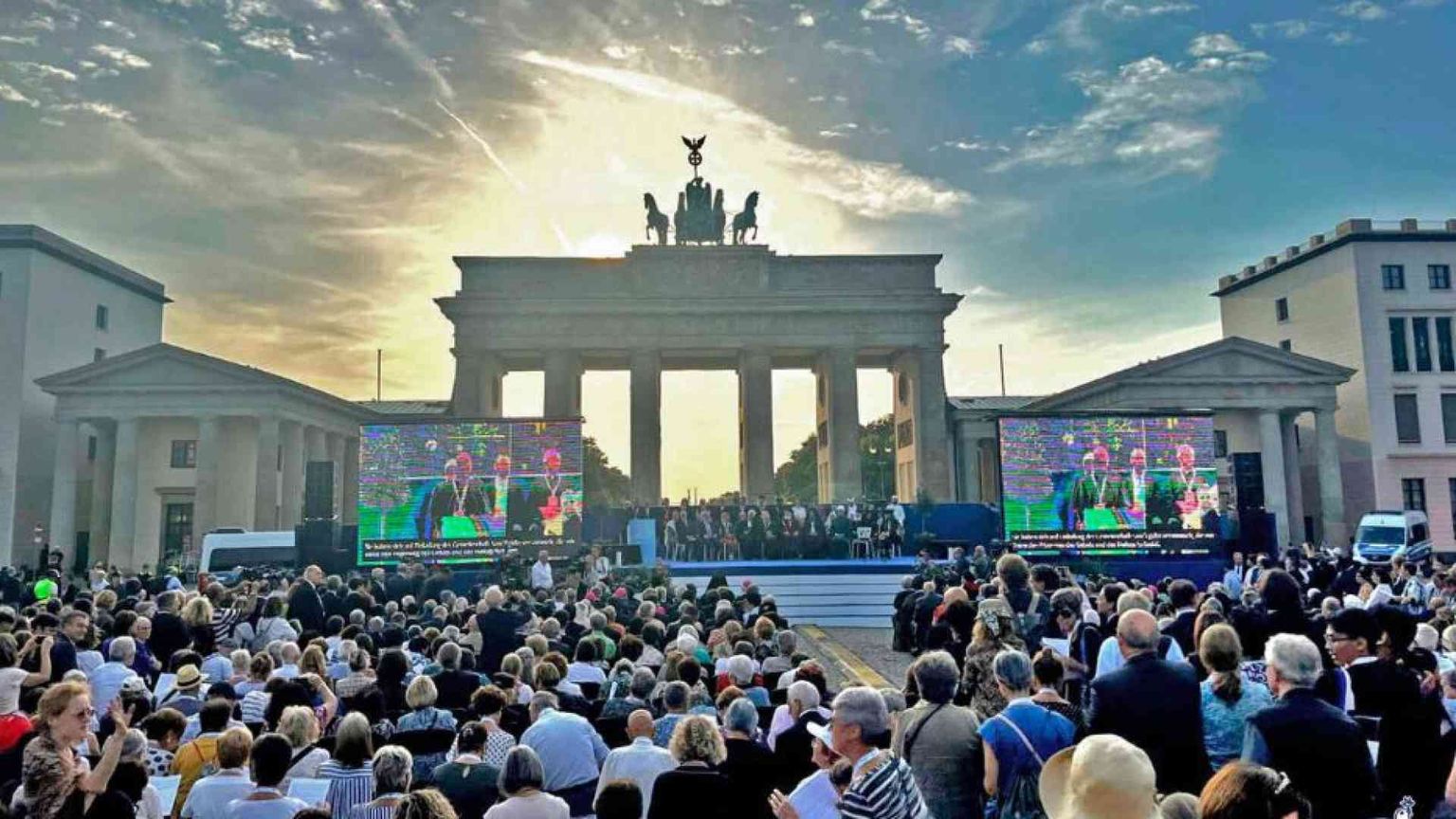 Berlino invoca "l'audacia della pace". Il Papa: guerra madre di povertà