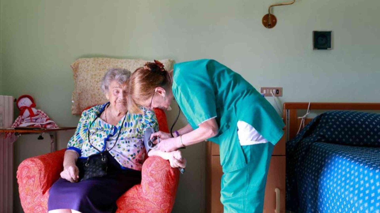 Assistenza anziani non autosufficienti: servono 1,3 miliardi per la svolta