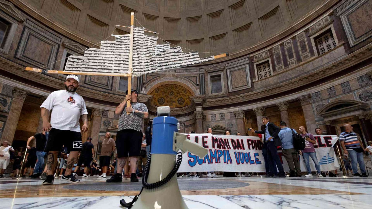 Il comitato Vele Scampia occupa il Pantheon a Roma per i tagli ai fondi