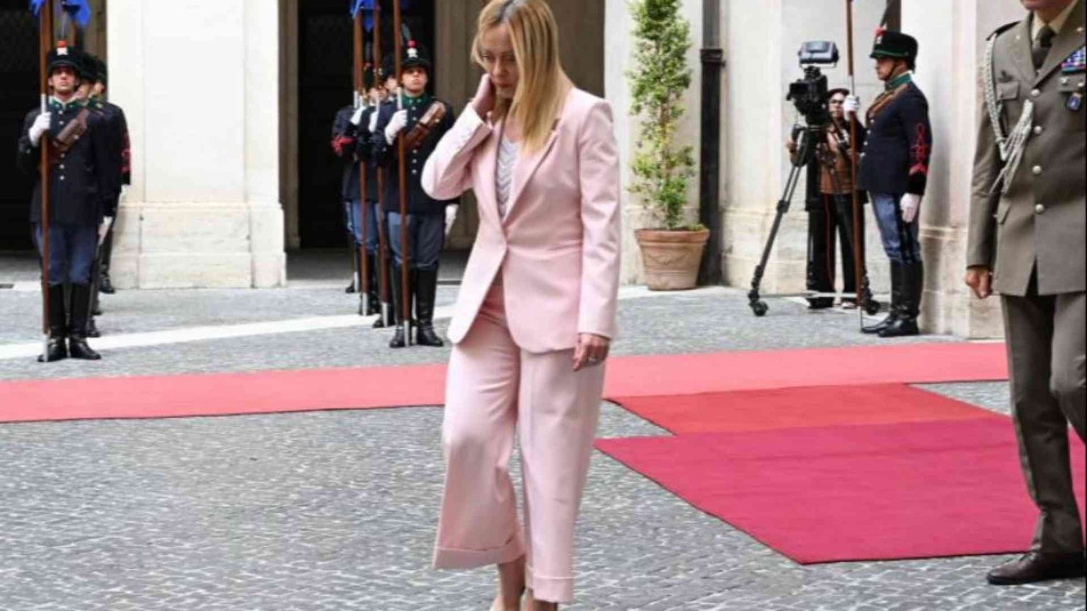 Meloni insiste: «Fermare i migranti». E Salvini: c’è una regia, è una guerra