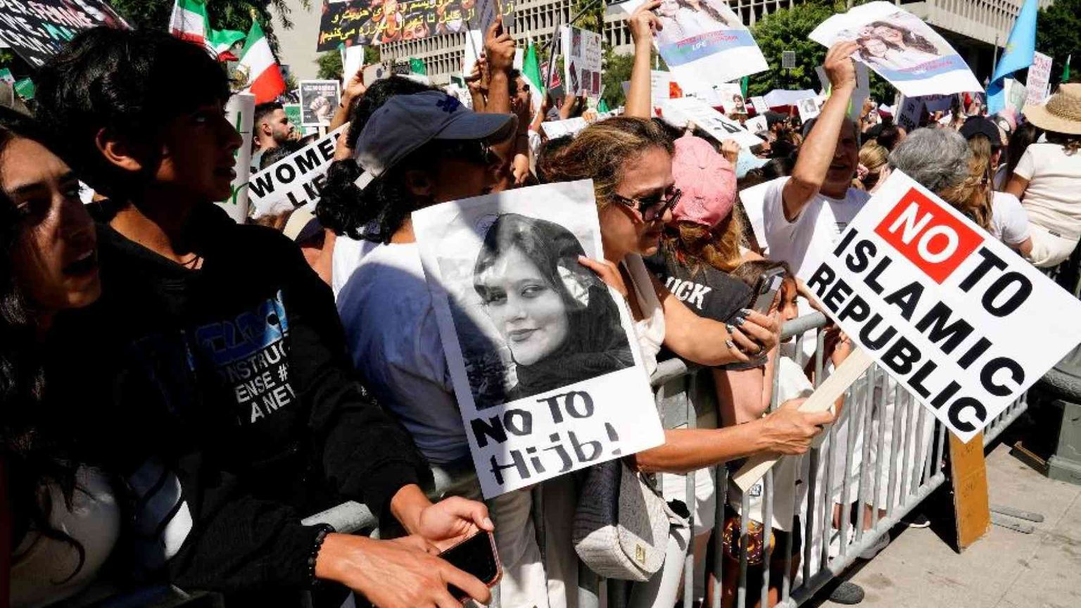 L'Iran e le proteste: il sacrificio dei giovani e la vergogna dell'Occidente