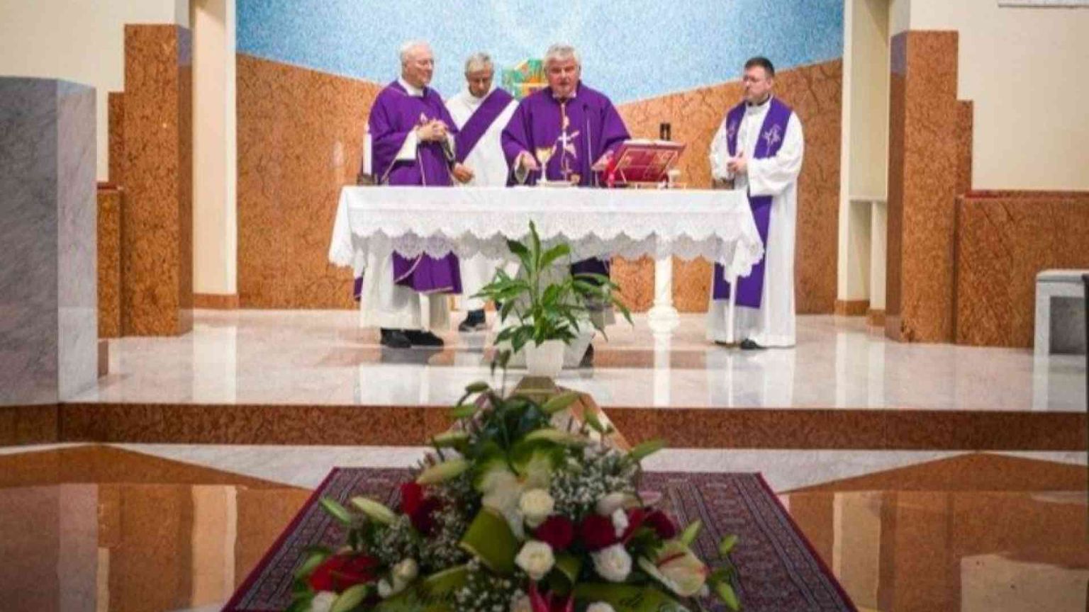 Il funerale del clochard "senza volto". Krajewsky: in lui la sofferenza di Gesù