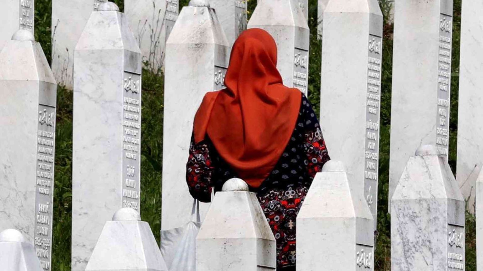 Ex casco blu olandese al Memoriale di Srebrenica per trovare il «perdono»