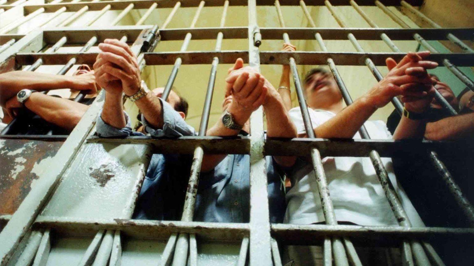 Mille detenuti in più. E tornano i suicidi