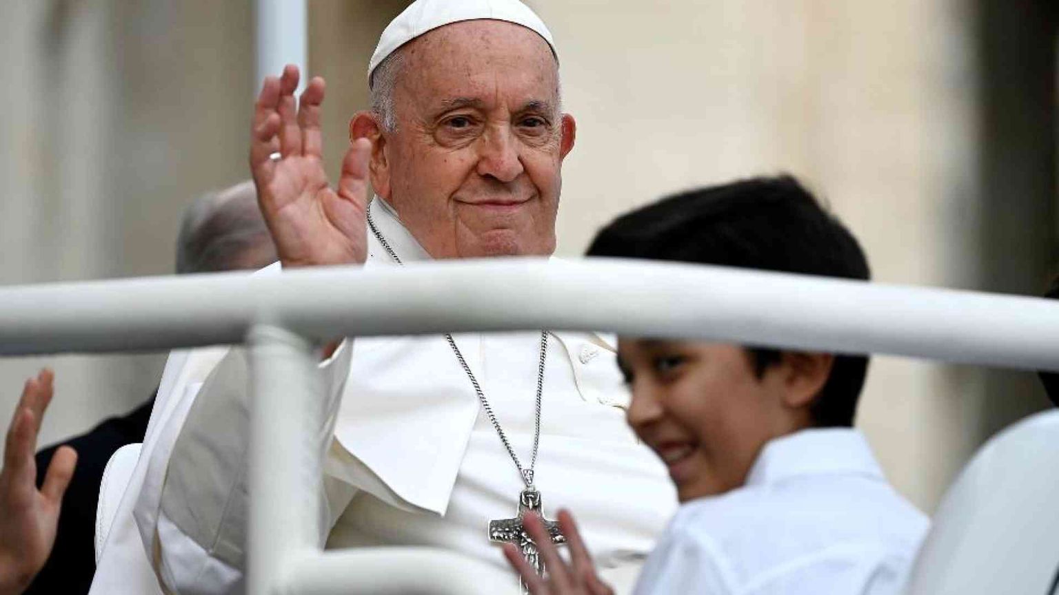 Il Papa: l'Africa non è un suolo da saccheggiare. «Tacciano le armi»