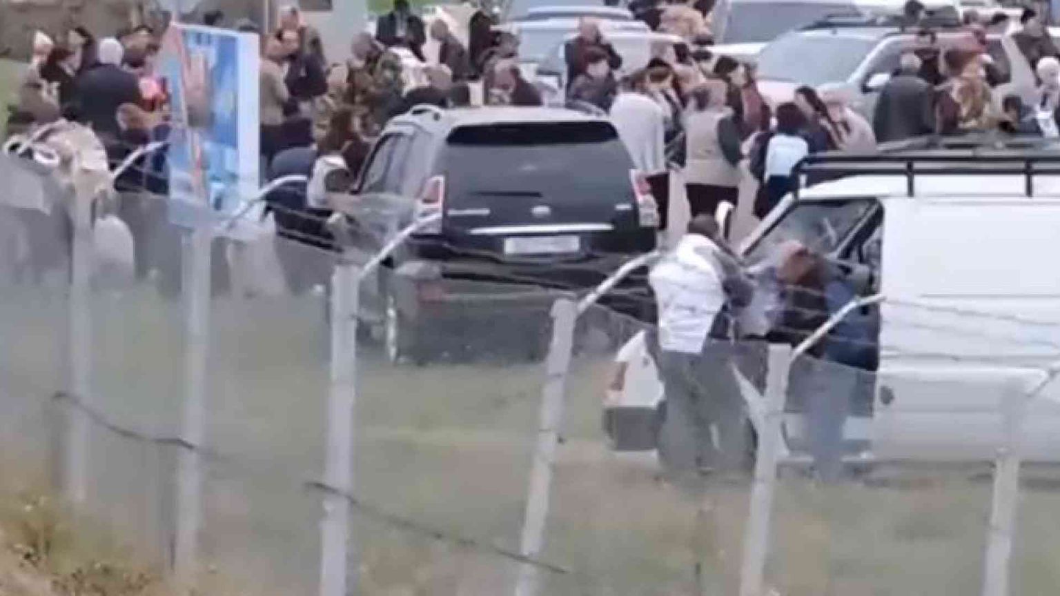 Nagorno-Karabakh, migliaia di civili lasciano l’enclave. Si tratta la resa