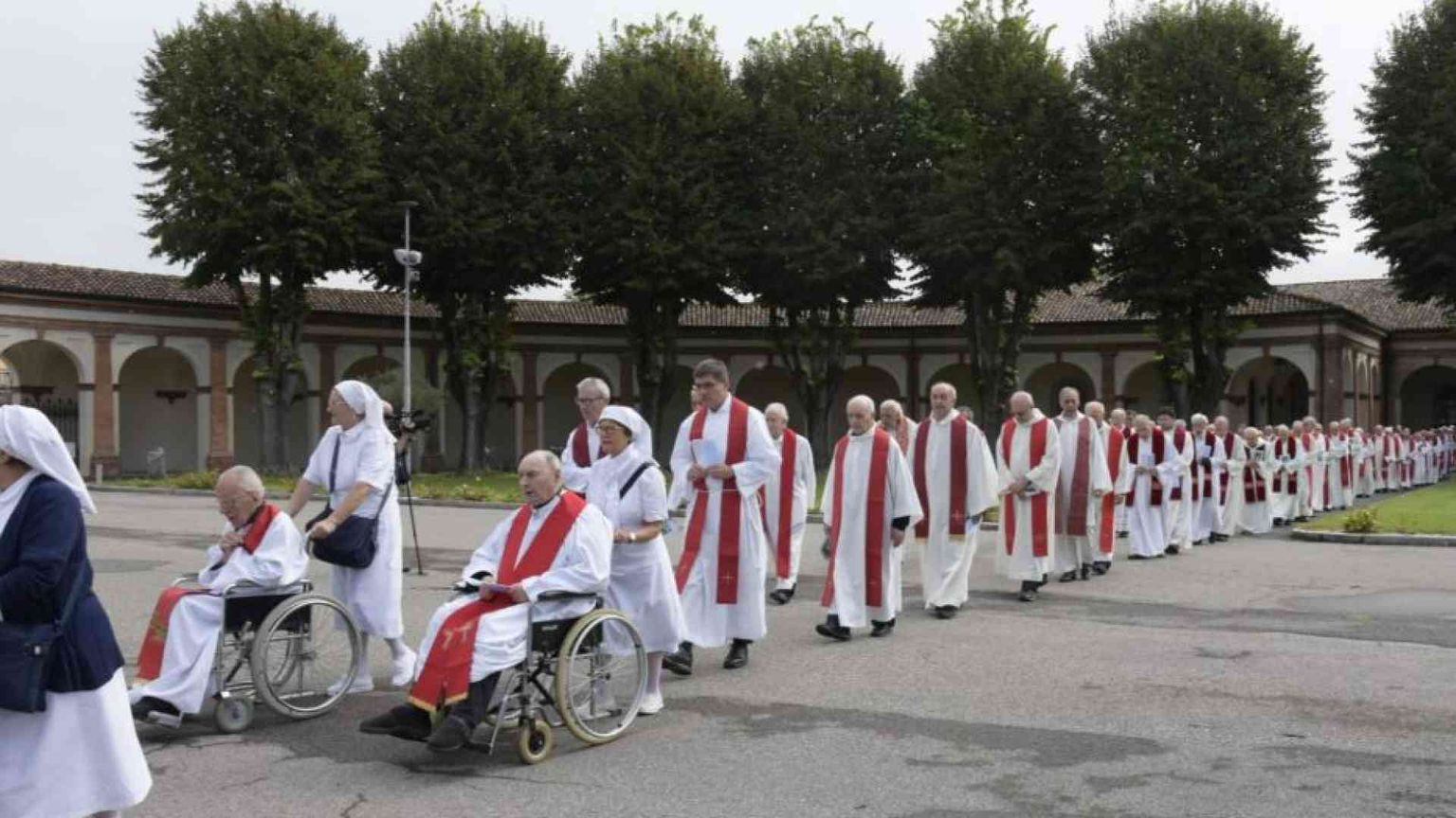 Il Papa: preti anziani e malati, grazie per la vostra testimonianza di vita