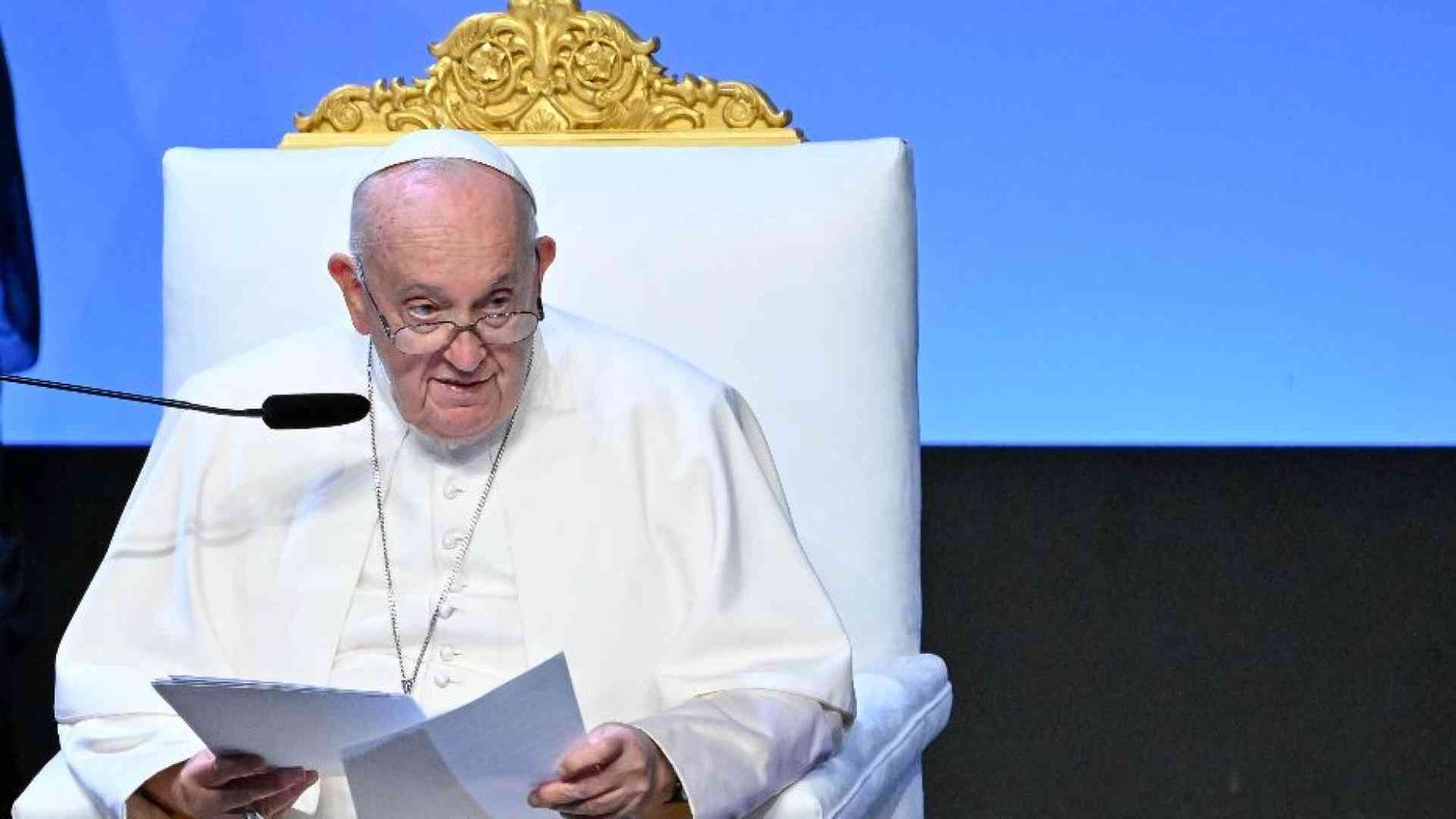 Il Papa: l'Europa assicuri un'accoglienza equa, i migranti non invadono