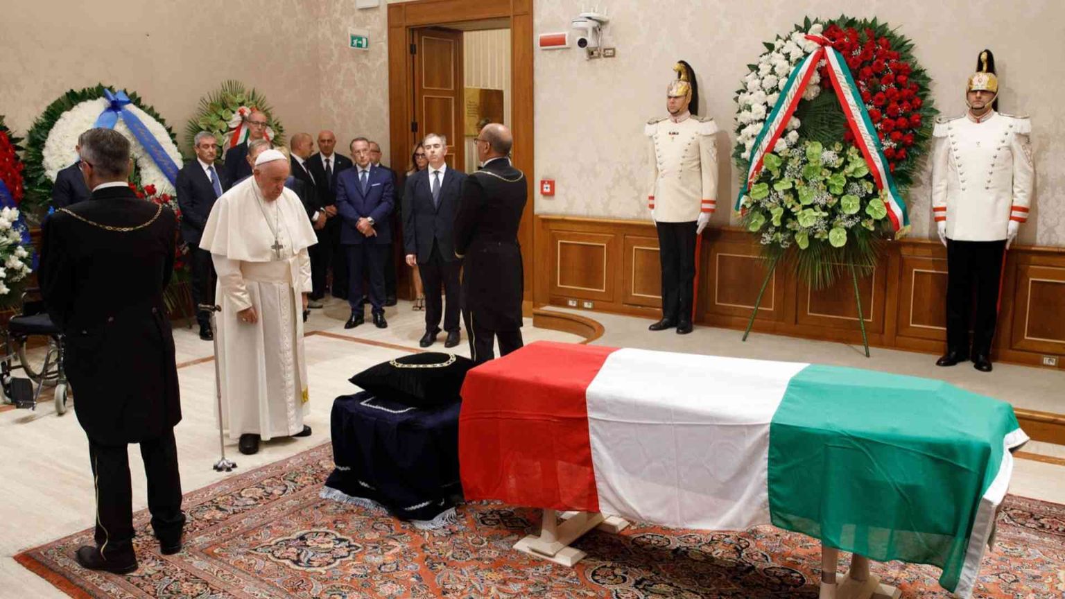 Il Papa visita la camera ardente in Senato