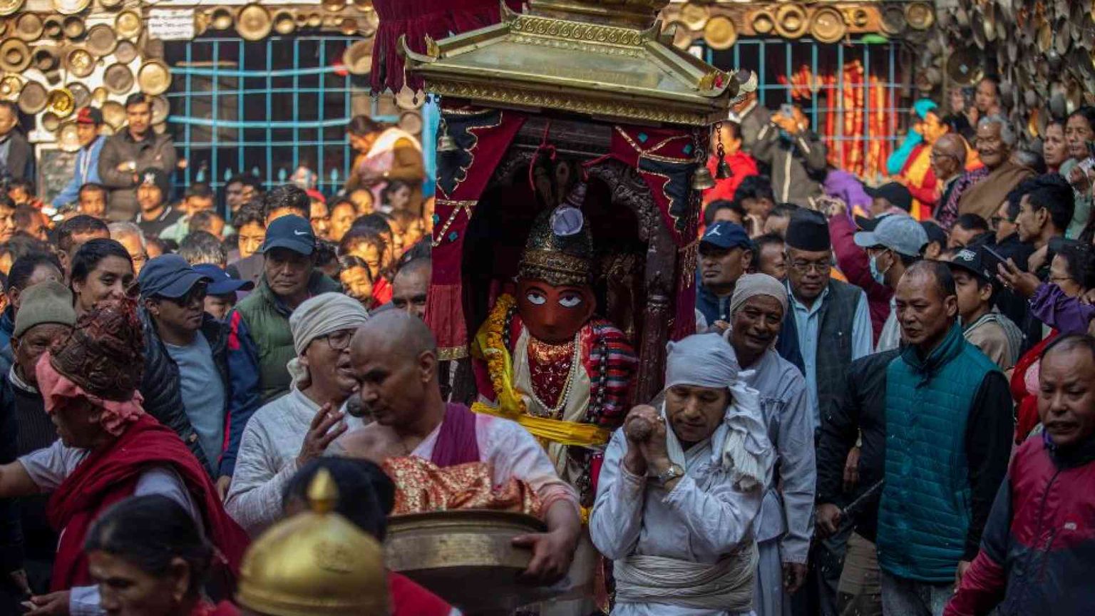 Il Nepal fuori dal sottosviluppo teme l'ex re e la pressione indù