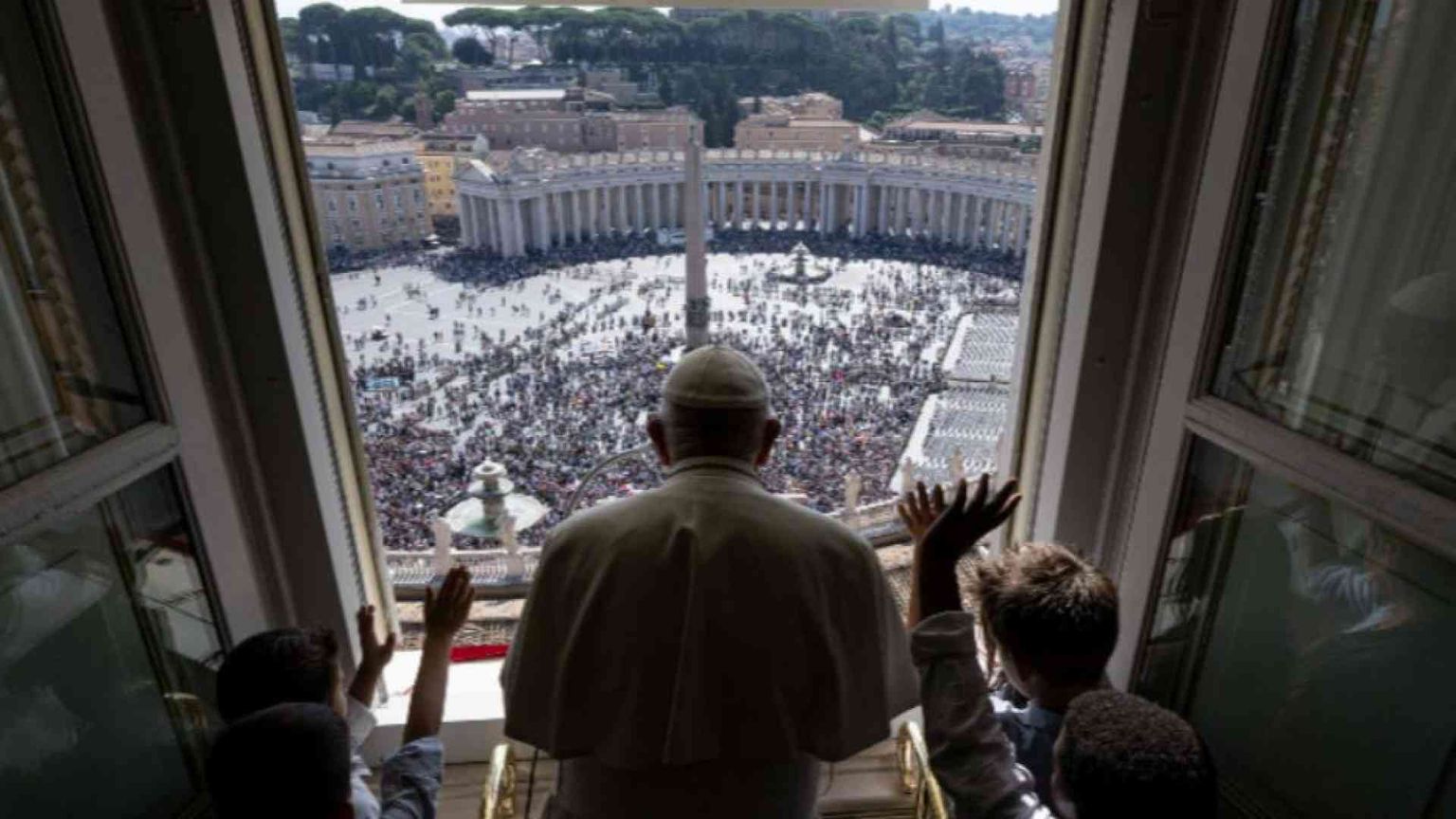Coppie gay, sacerdozio femminile: il Papa risponde ai “dubia”