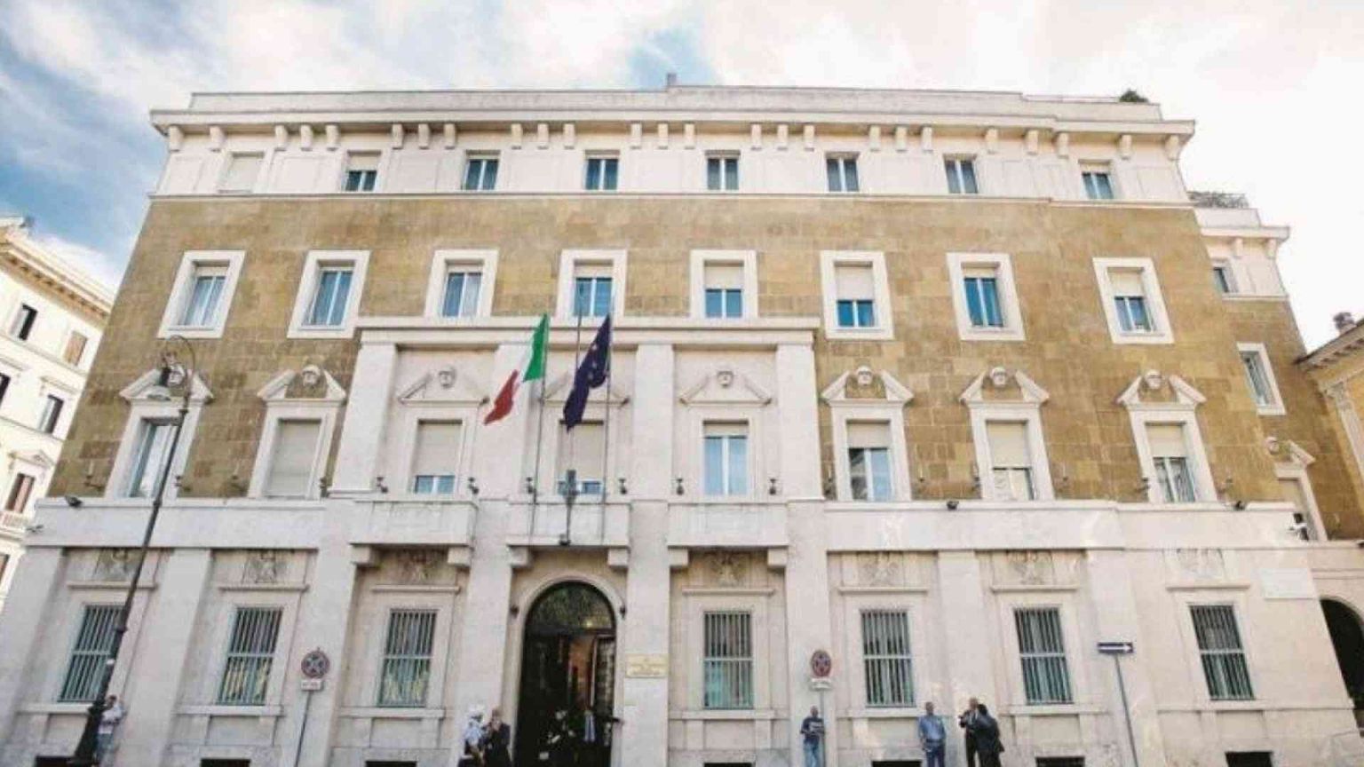 Il Csm si schiera con la giudice di Catania. Meloni: «Nessuno scontro»