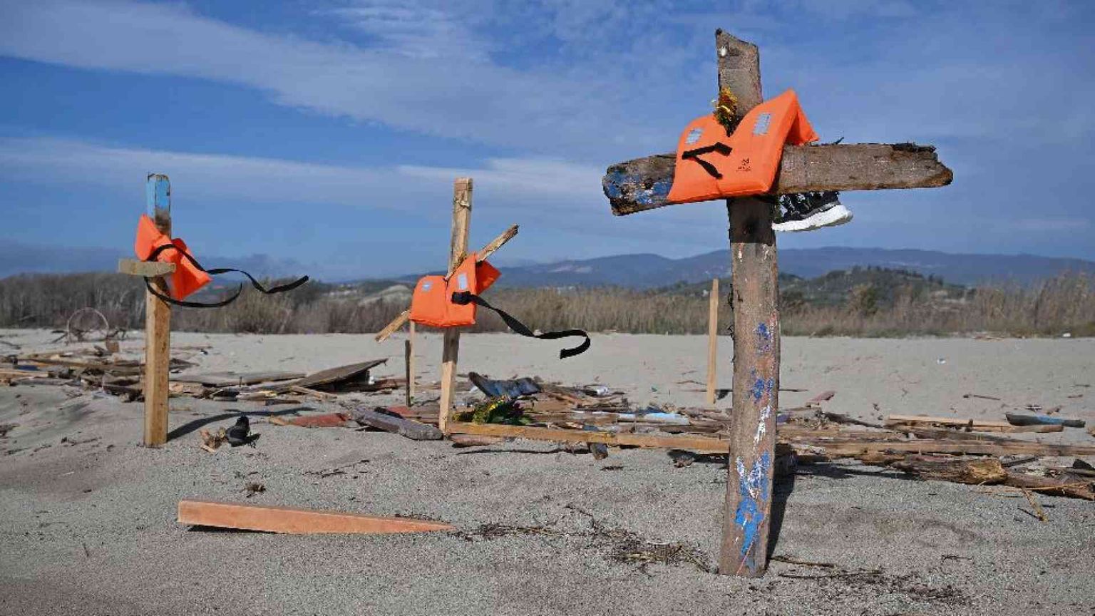 Cutro, la promessa tradita del governo. «Sui ricongiungimenti è tutto fermo»