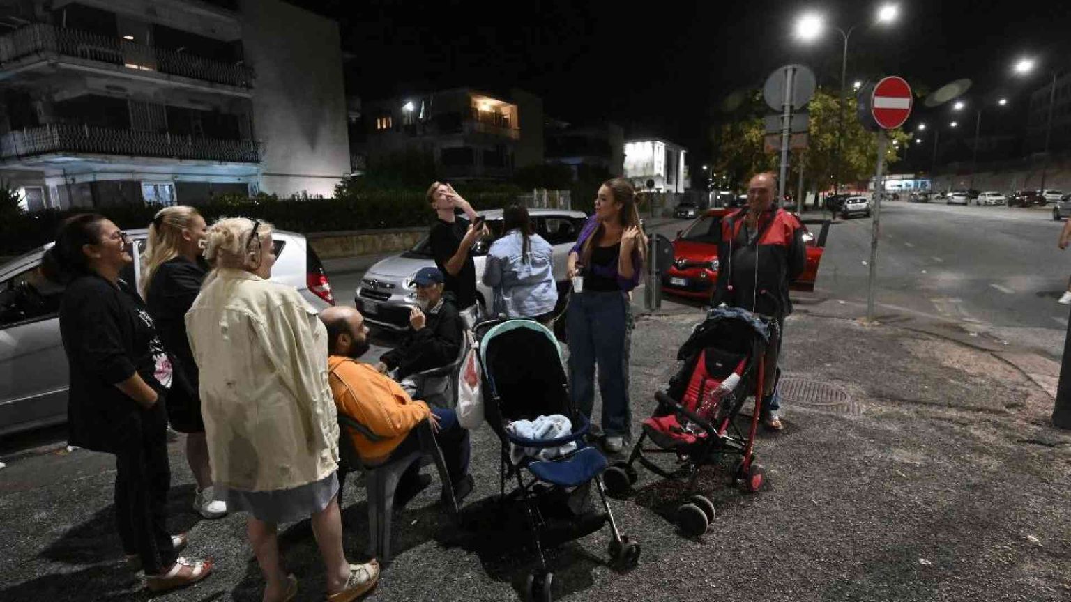 Nuovo terremoto a Napoli. La gente in strada / Perché accade?