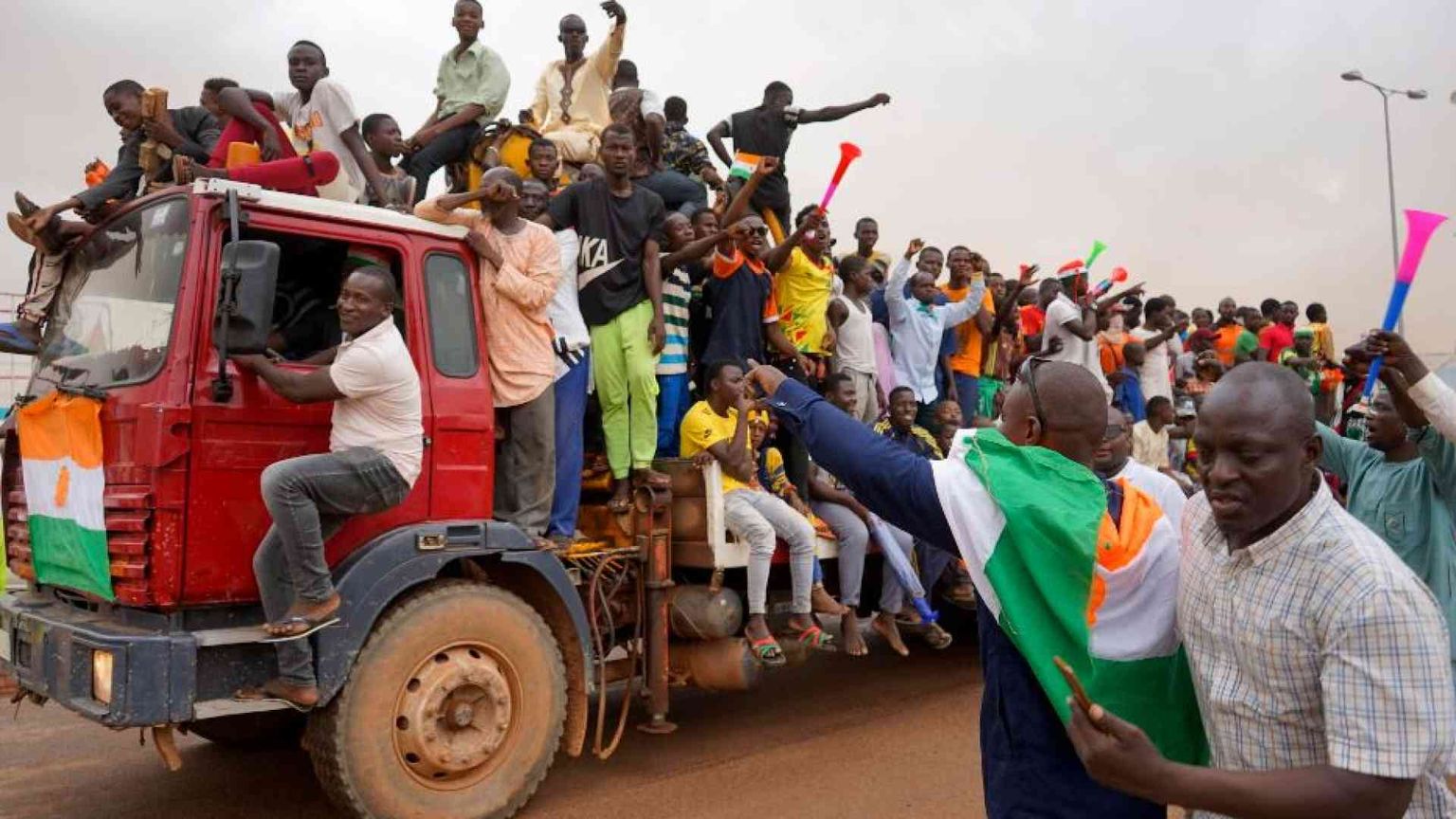 Macron alla fine si arrende: inizia il ritiro dal Niger delle truppe francesi