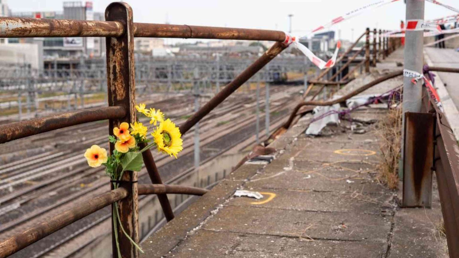 Bus caduto, c'era un “buco” nel guardrail? Moraglia: «Quei corpi uno strazio»