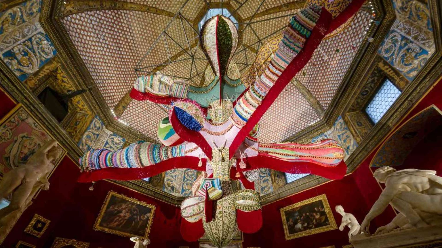 Agli Uffizi la forza dolce di Joana Vasconcelos