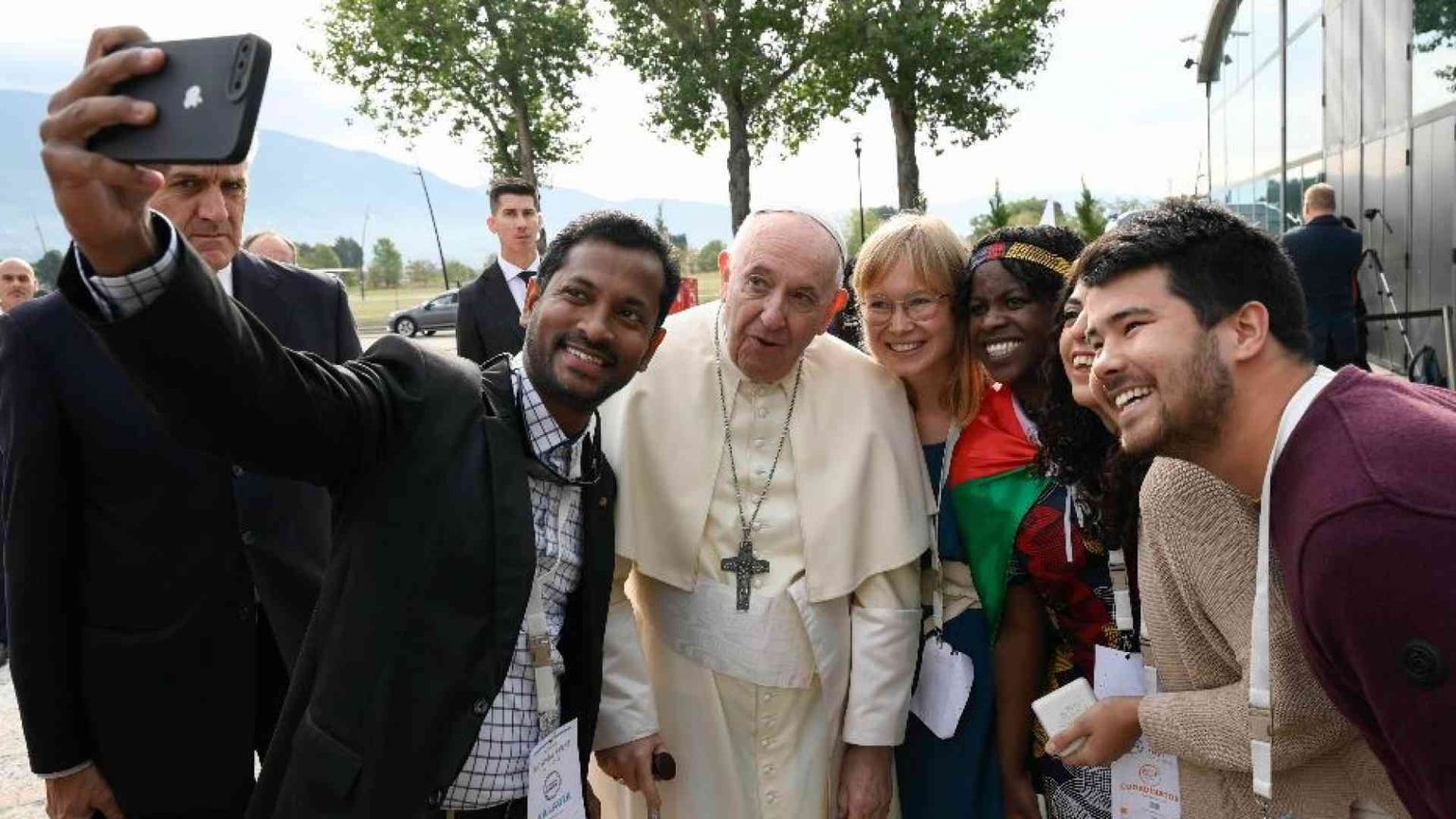 Il Papa ai giovani: «L’economia integrale? Con e per i poveri»