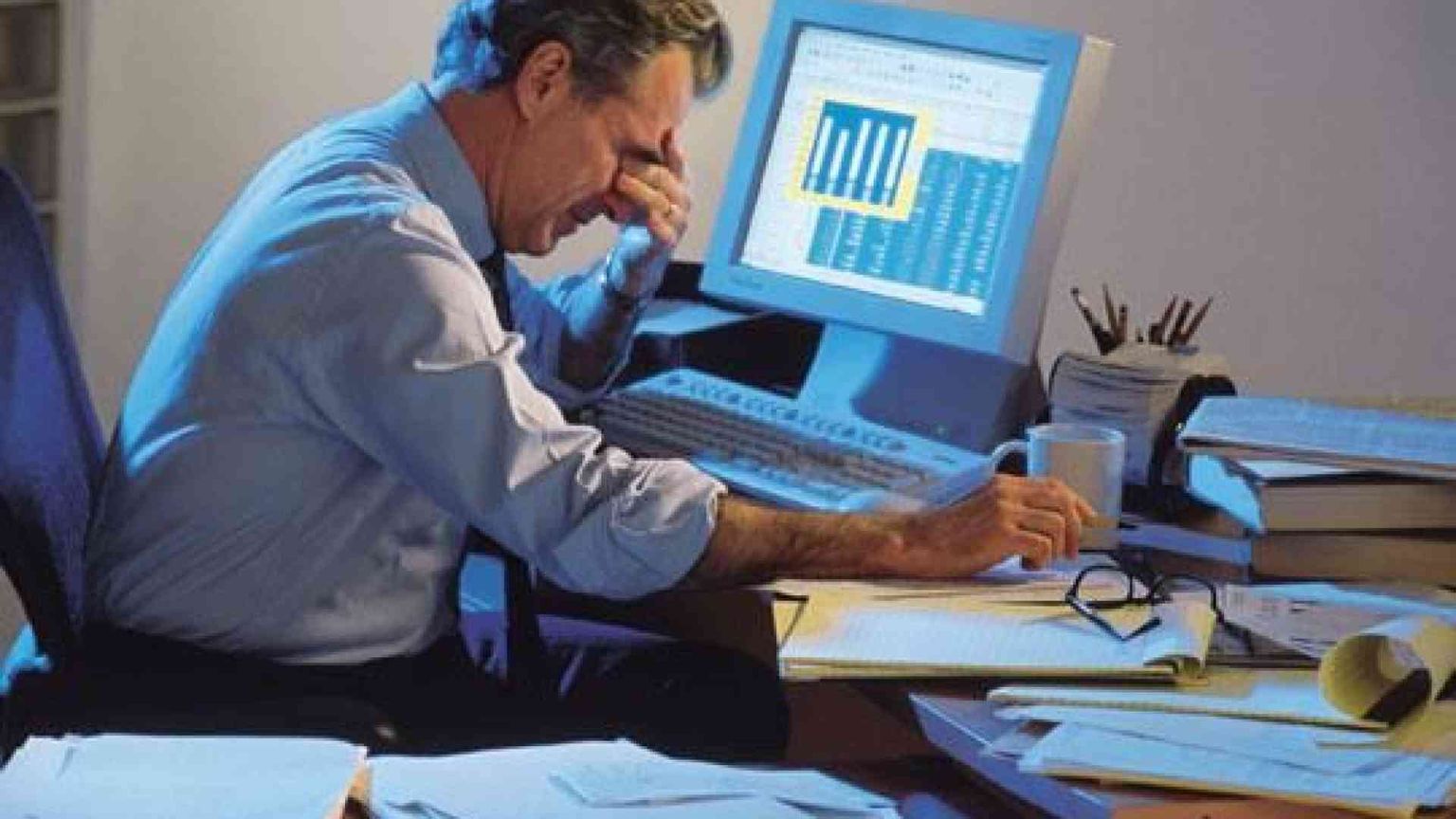 Stress da lavoro in aumento: colpisce soprattutto dirigenti e tute blu