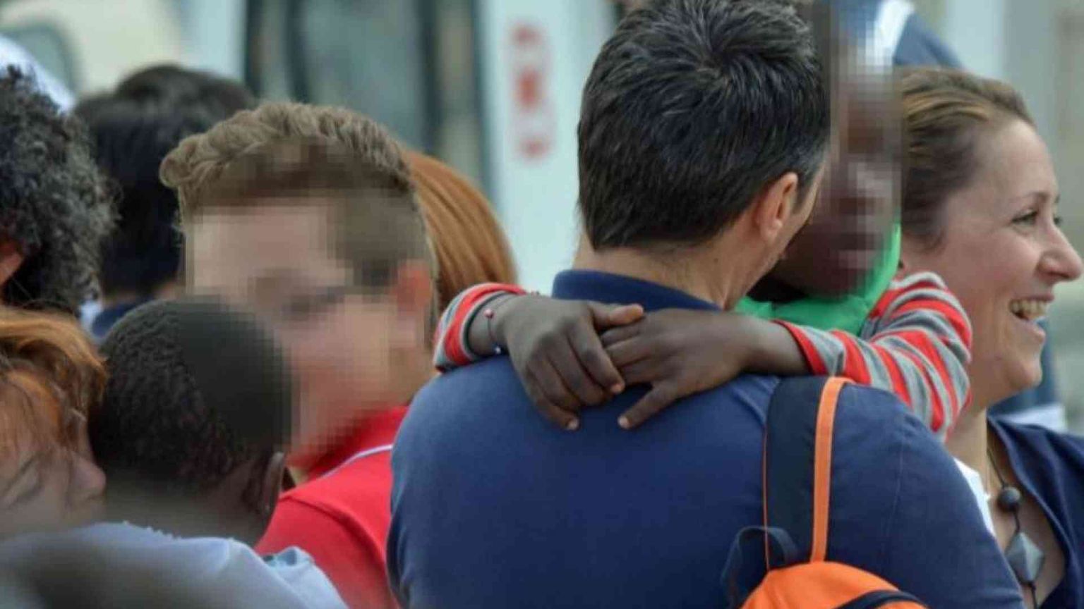 «Adozioni più semplici e meno vincoli», la proposta di Fdi fa discutere