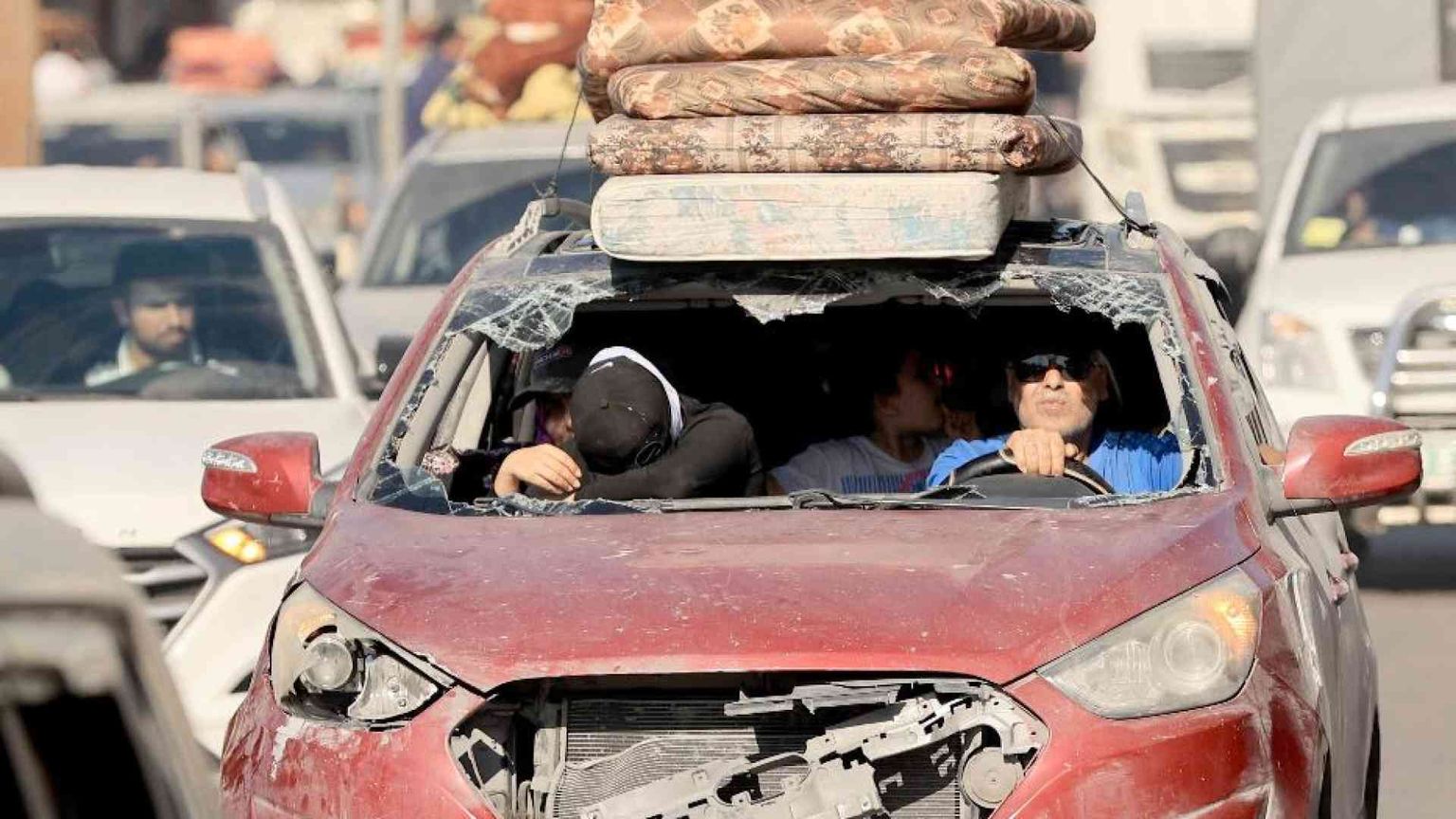 Israele colpisce in Libano. Civili via da Gaza, protestano Onu e Oms