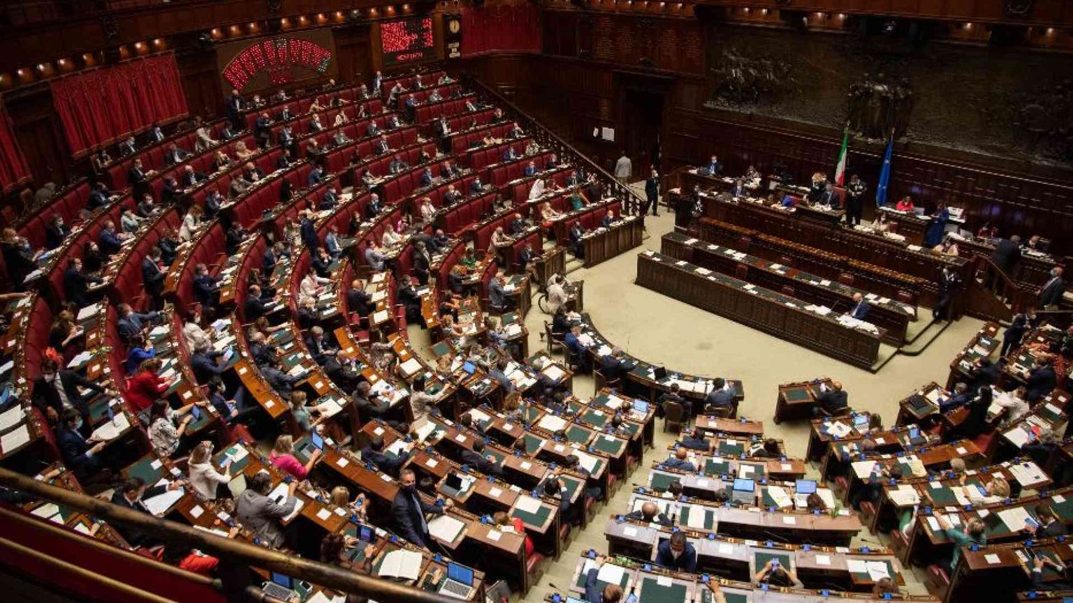 Salario minimo, ok al rinvio in commissione. L'opposizione insorge