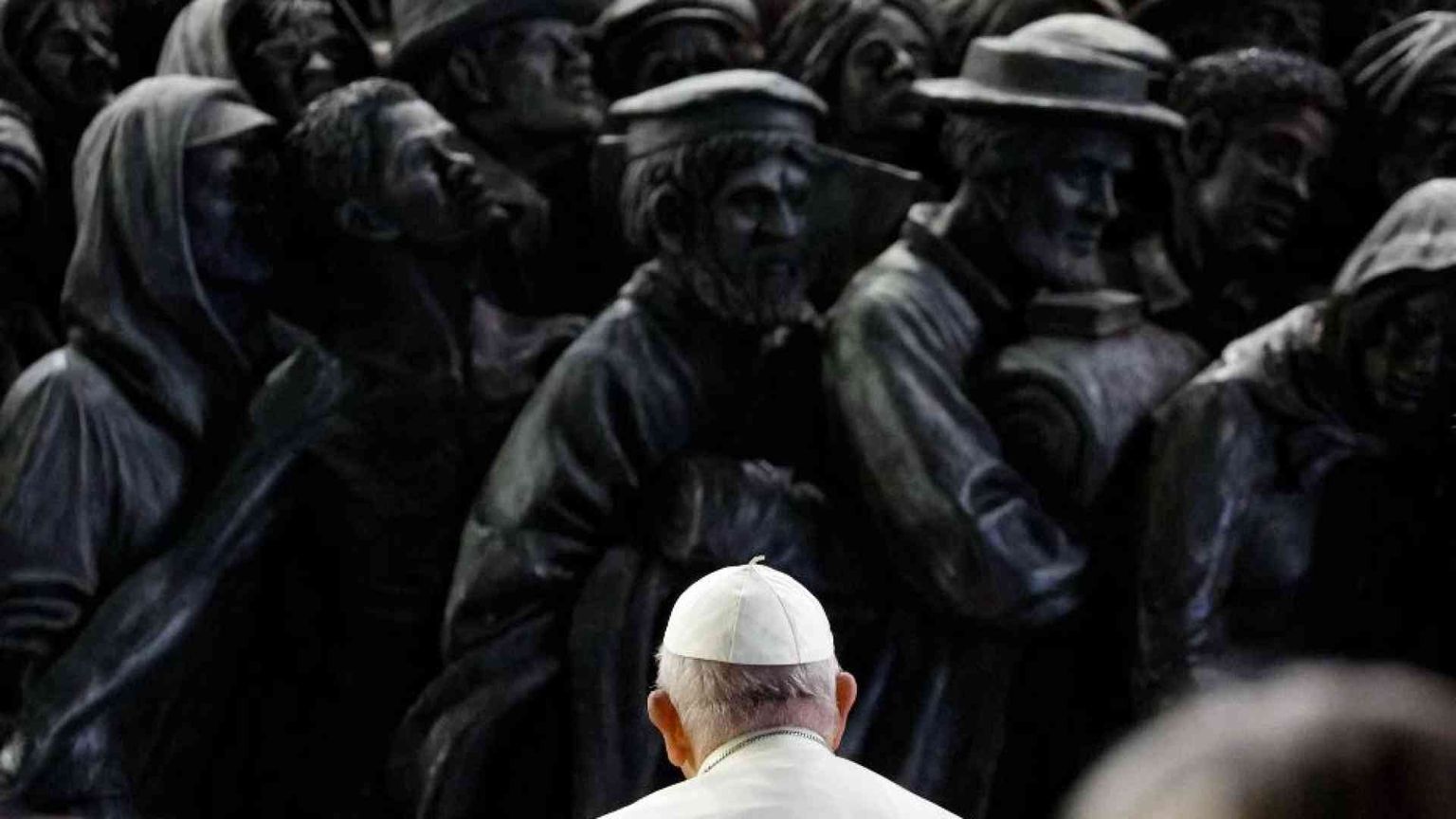 Il Papa: combattere le reti criminali, aprire canali regolari