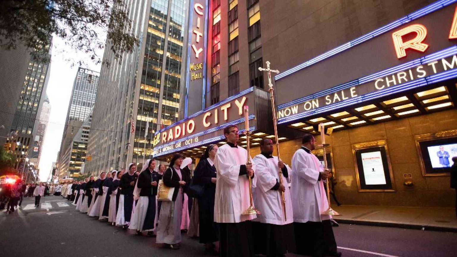 Processioni e adorazione perpetua: così New York riscopre l’Eucaristia