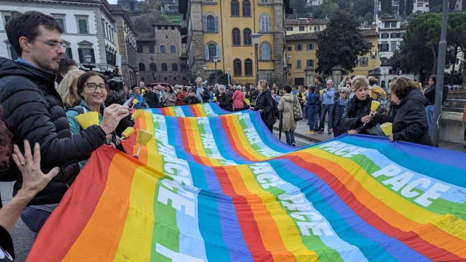 In migliaia alla fiaccolata per la pace. In corteo il rabbino e l'imam