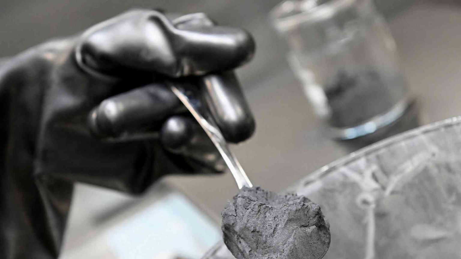 Auto elettriche, lo stop cinese alla grafite apre la sfida sui materiali