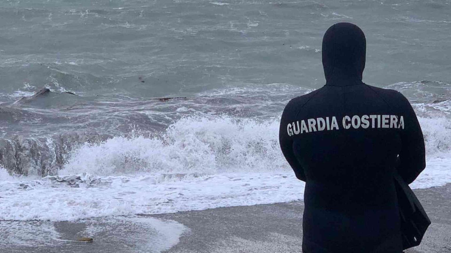 Intrighi e soccorsi: ecco chi tiene i fili della Guardia costiera