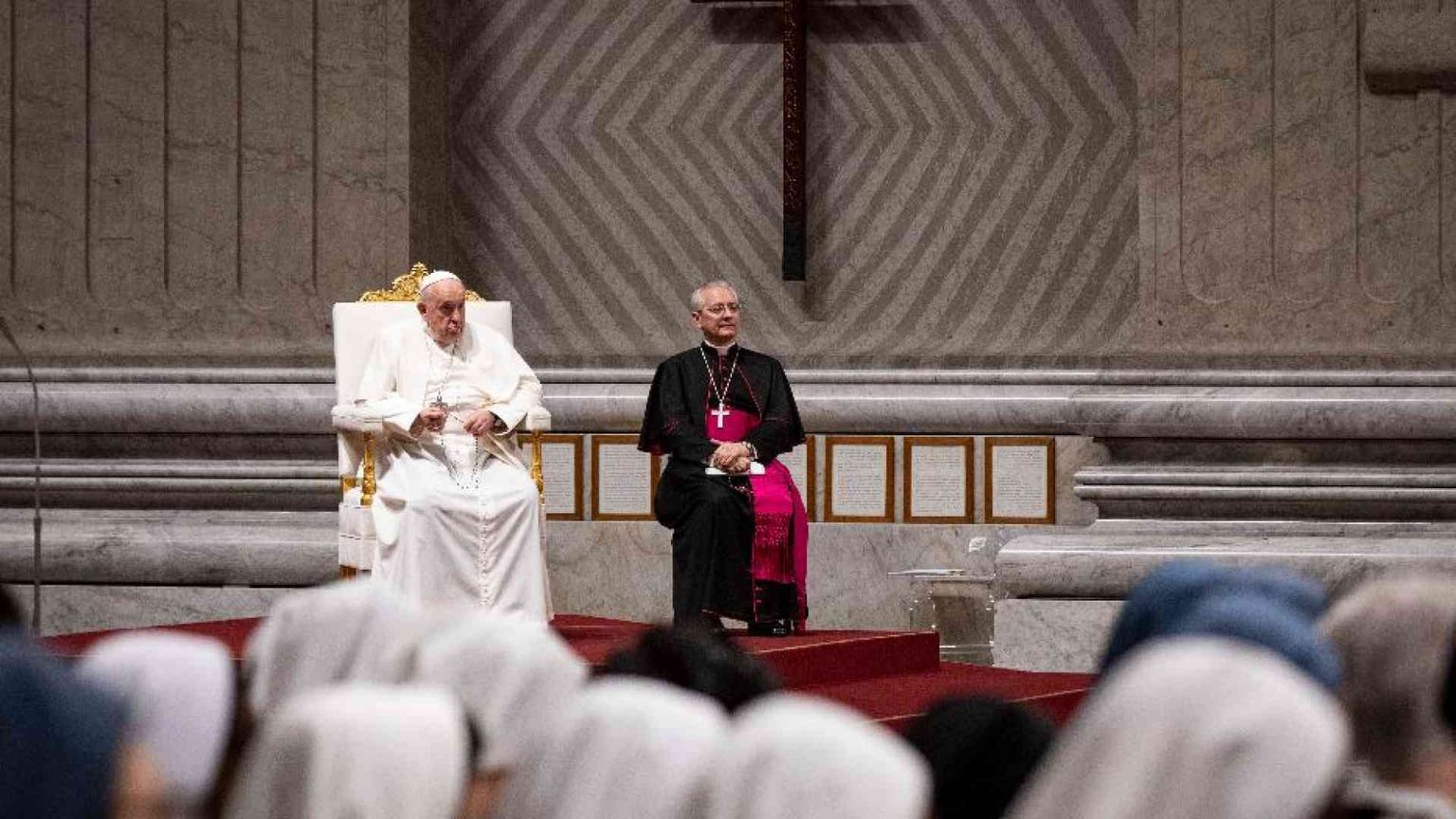 Il Papa: «In quest'ora buia Maria ispiri la pace»