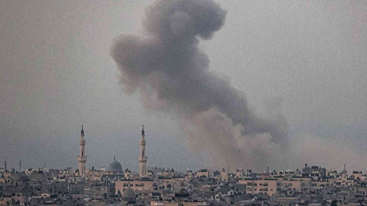 Carri armati israeliani a Gaza. «Ucciso il capo Hamas dei deltaplani»