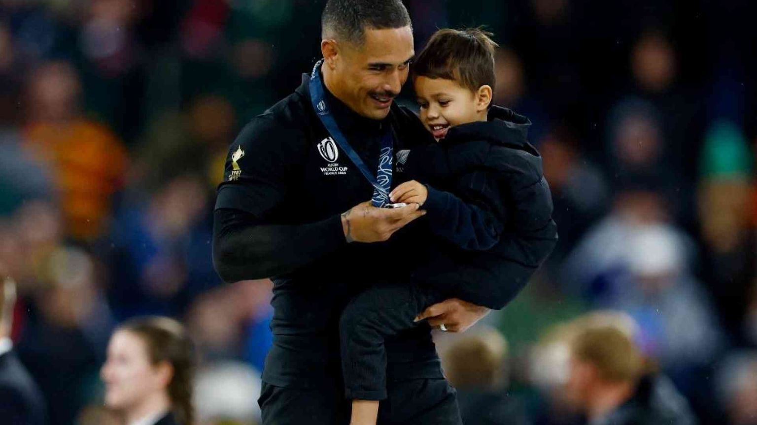 L'ultimo match del campione di rugby: perdente ma felice (e con figlio)