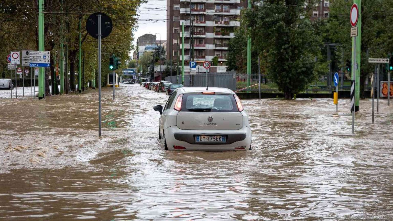 Nubifragi e frane al Nord, allagamenti a Milano